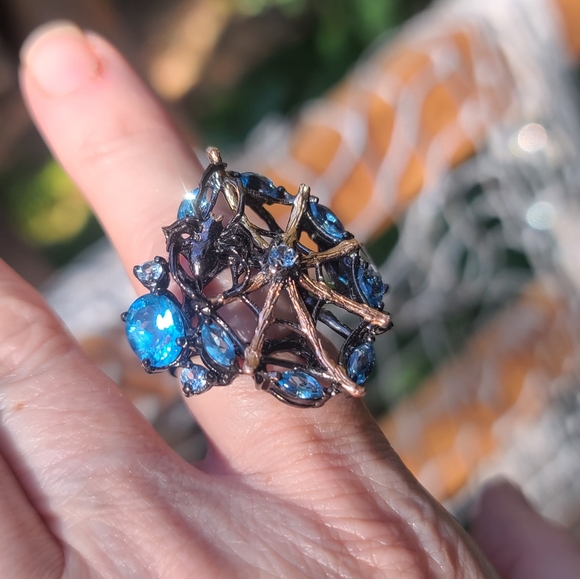 Gorgeous blue&white Topaz spiderweb cocktail ring - Picture 10 of 10
